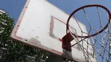ヤニス・アデトクンポが子供として遊んだ木製のバスケットボールバスケット