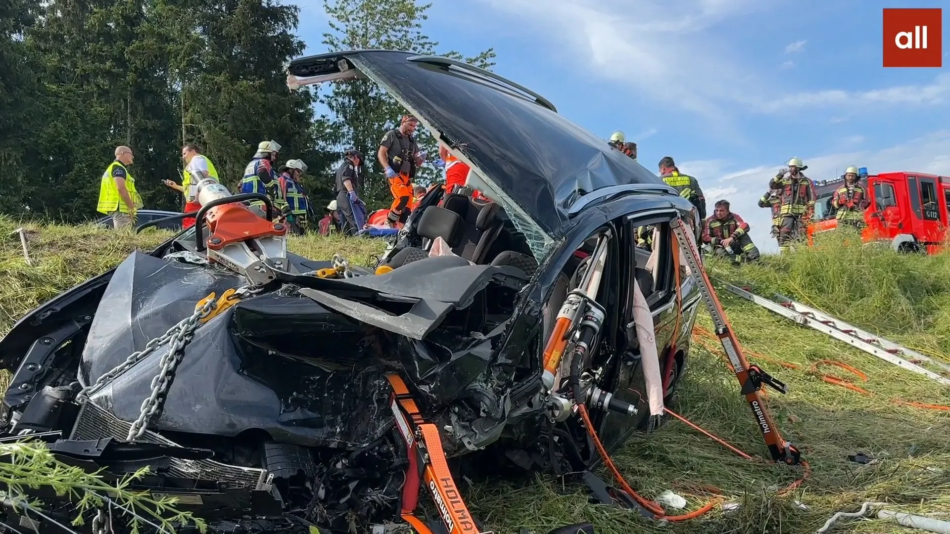 Schwerer Unfall mit drei Fahrzeugen bei Sigmarszell - Zwei Menschen schweben in Lebensgefahr