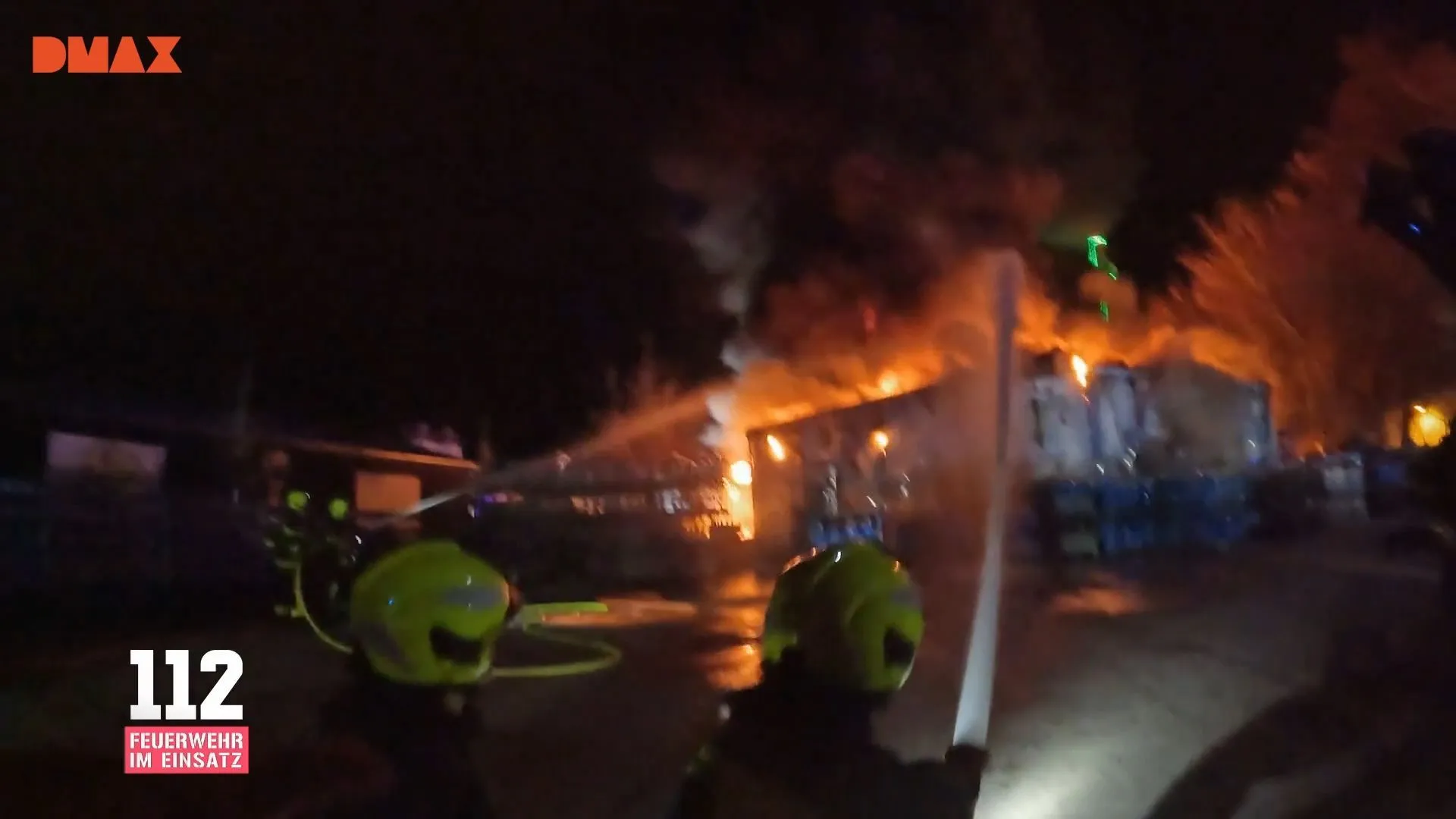 Loderndes Inferno in der Autowerkstatt | 112: Feuerwehr im Einsatz | DMAX