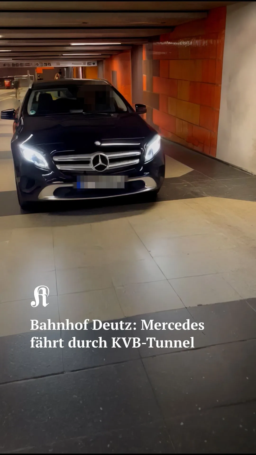 Köln: Mercedes fährt durch U-Bahn-Tunnel