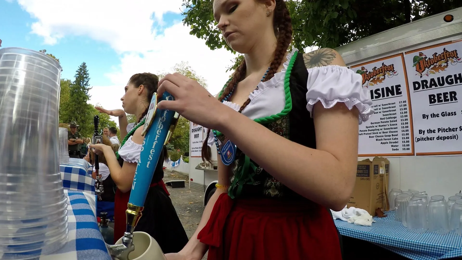 Oktoberfest 2024: So viel zahlt man für eine Maß Bier oder ein halbes Hendl