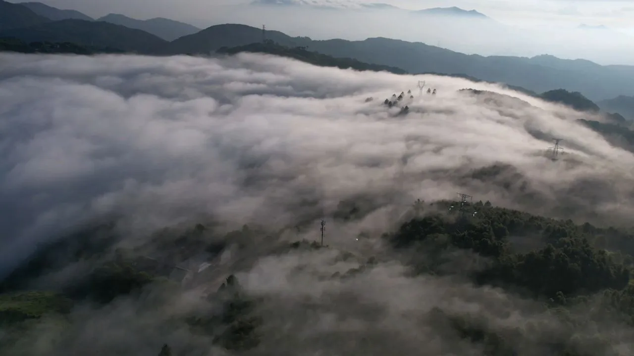 Wie gemalt: Faszinierendes Wolkenmeer „fließt“ über Berg in China