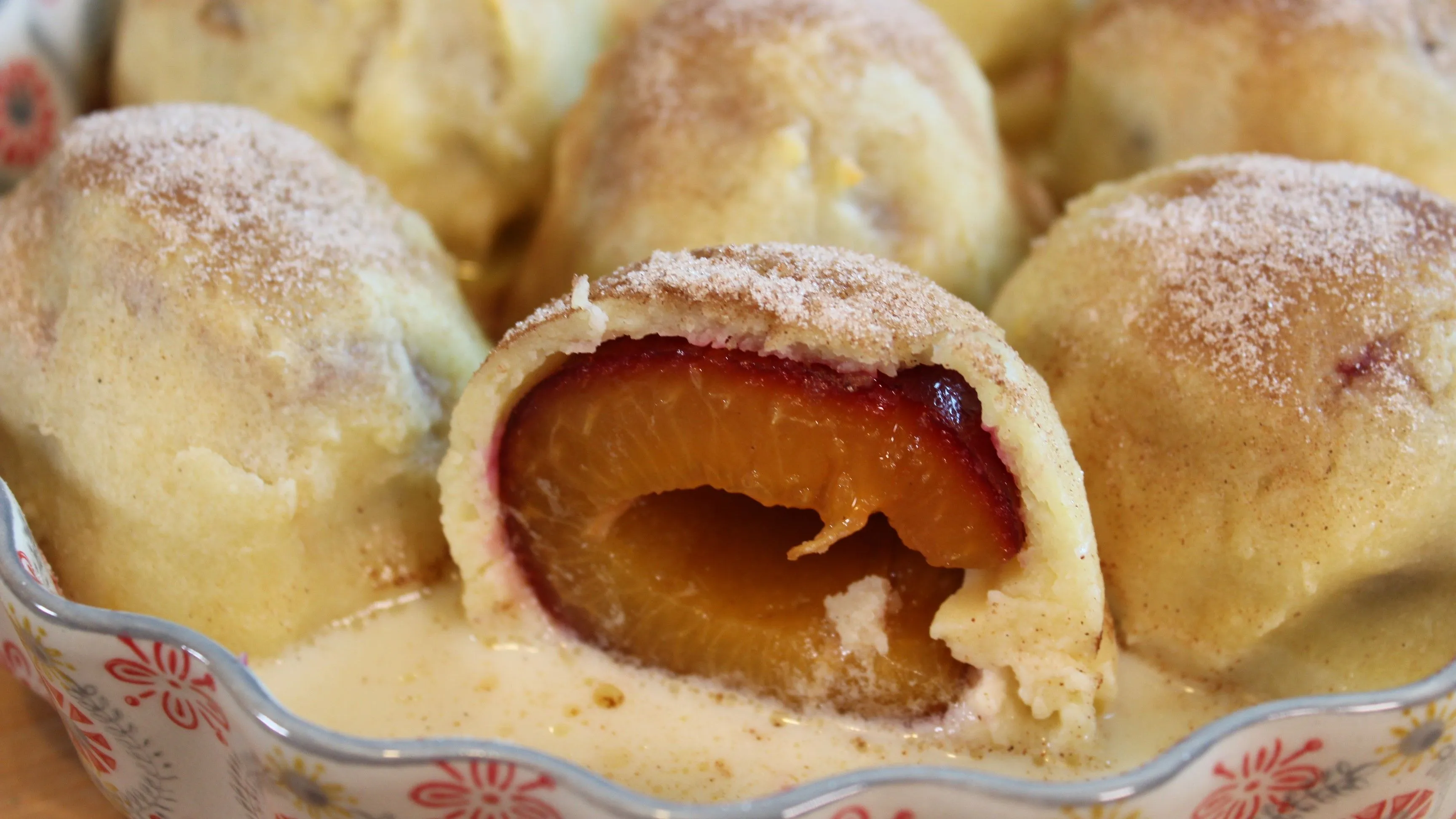 Zwetschgenknödel mit Zimt und Zucker: Leckeres Dessert für den Herbst