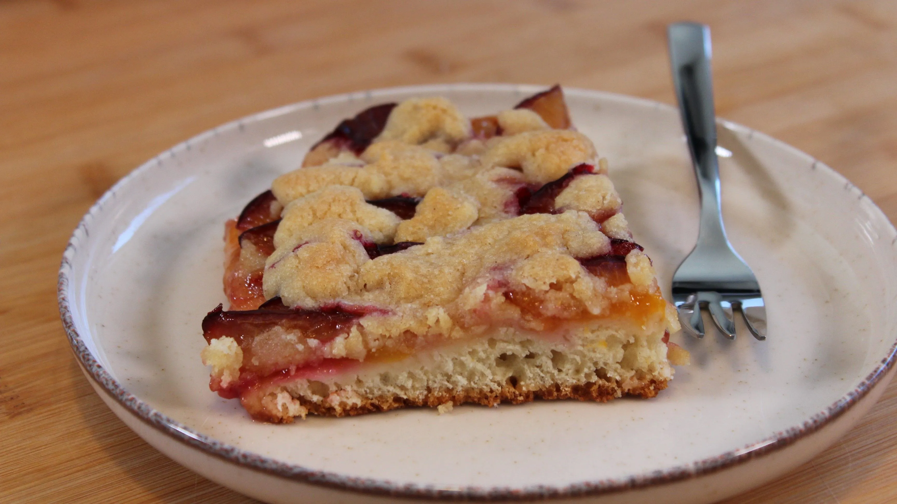 Zwetschgenkuchen mit Streusel: Leckerer Blechkuchen mit Quark-Öl-Teig