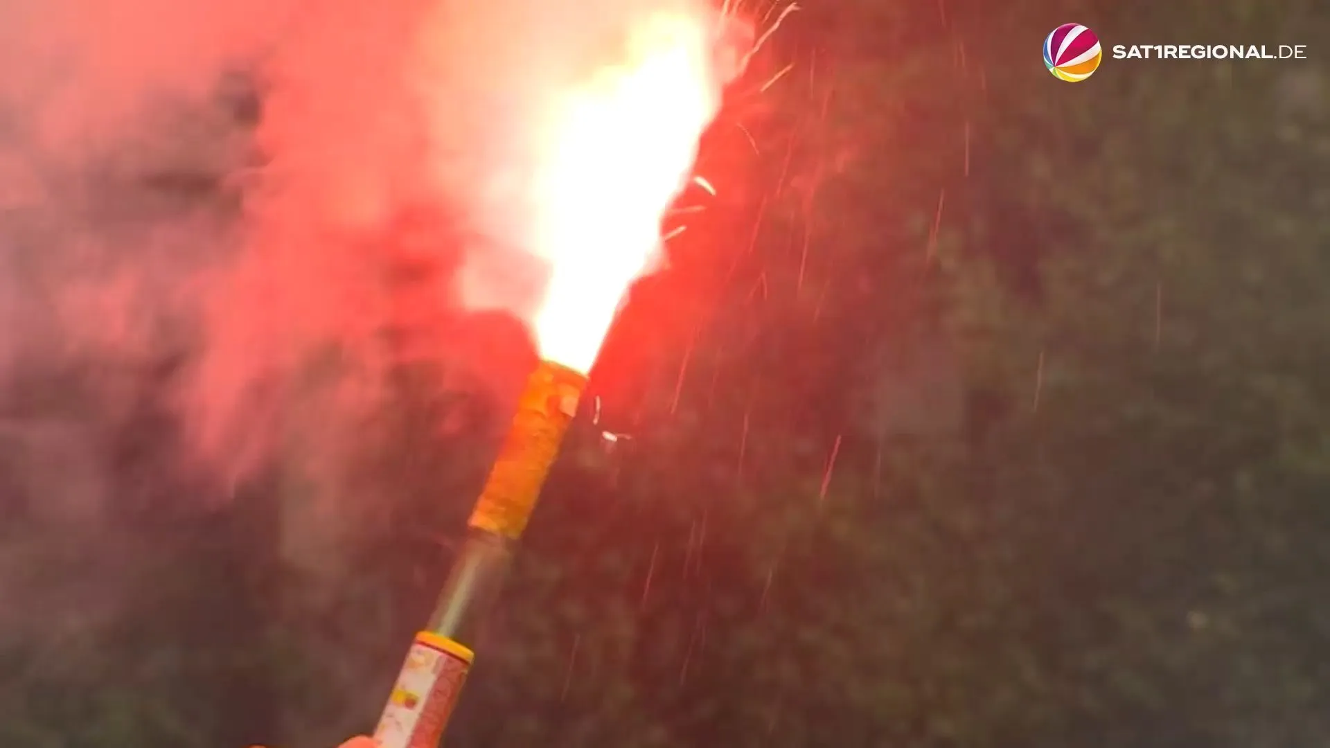 Pyrotechnik im Stadion: Innensenator fordert Punktabzug für Bundesliga-Clubs