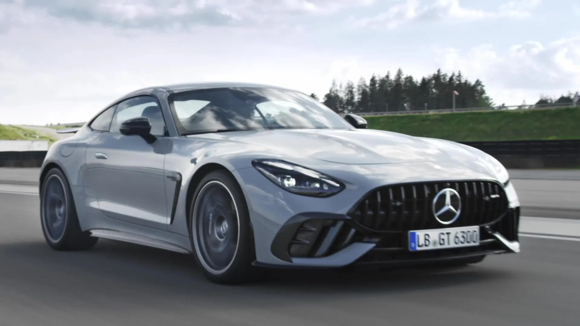 Der neue Mercedes-AMG GT 63 PRO 4MATIC+ - Bessere Fahrleistungen und optimierte Fahrbarkeit auf Rennstrecken