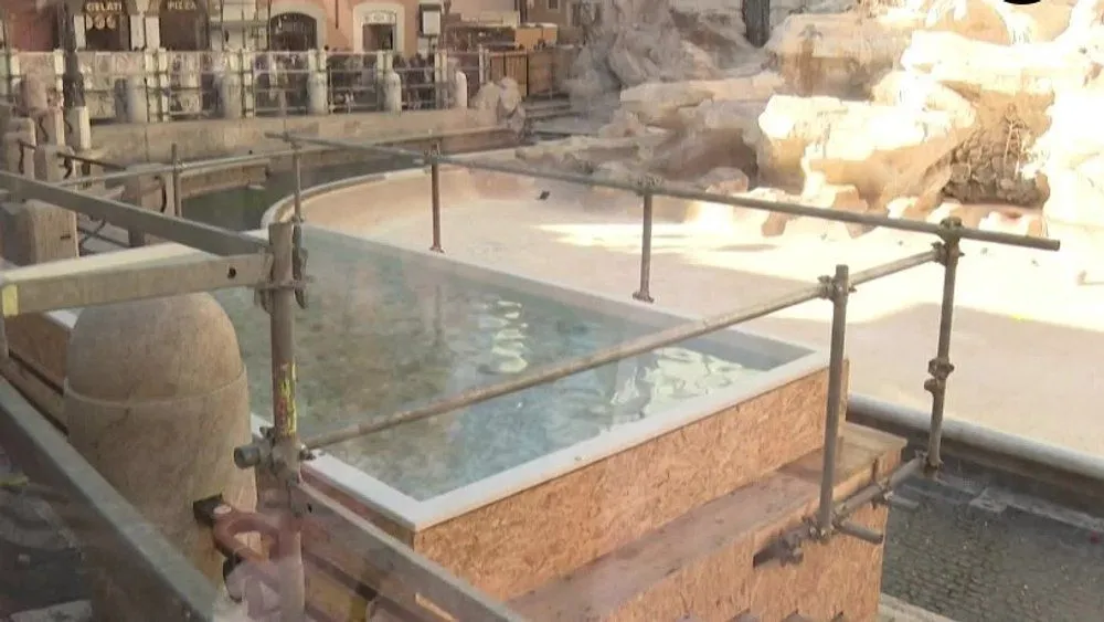 Plantschbecken ersetzt Trevi-Brunnen in Rom