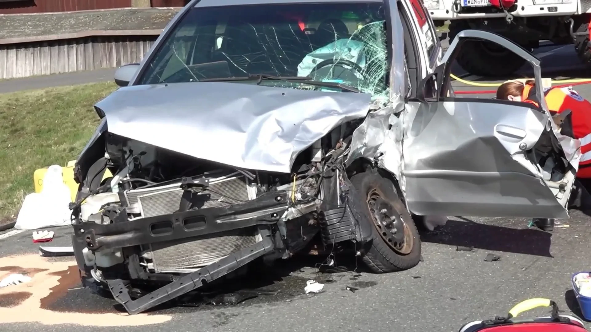 Grave accident de la circulation : une personne âgée a dû être dégagée de sa voiture - elle est décédée à l'hôpital