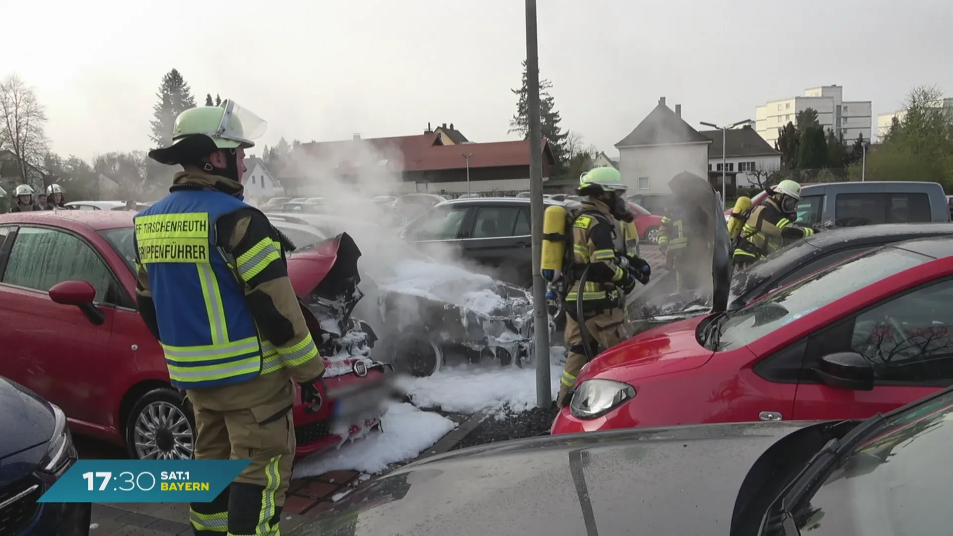 Feuer in Tirschenreuth: Brennende Fahrzeuge bei Krankenhaus