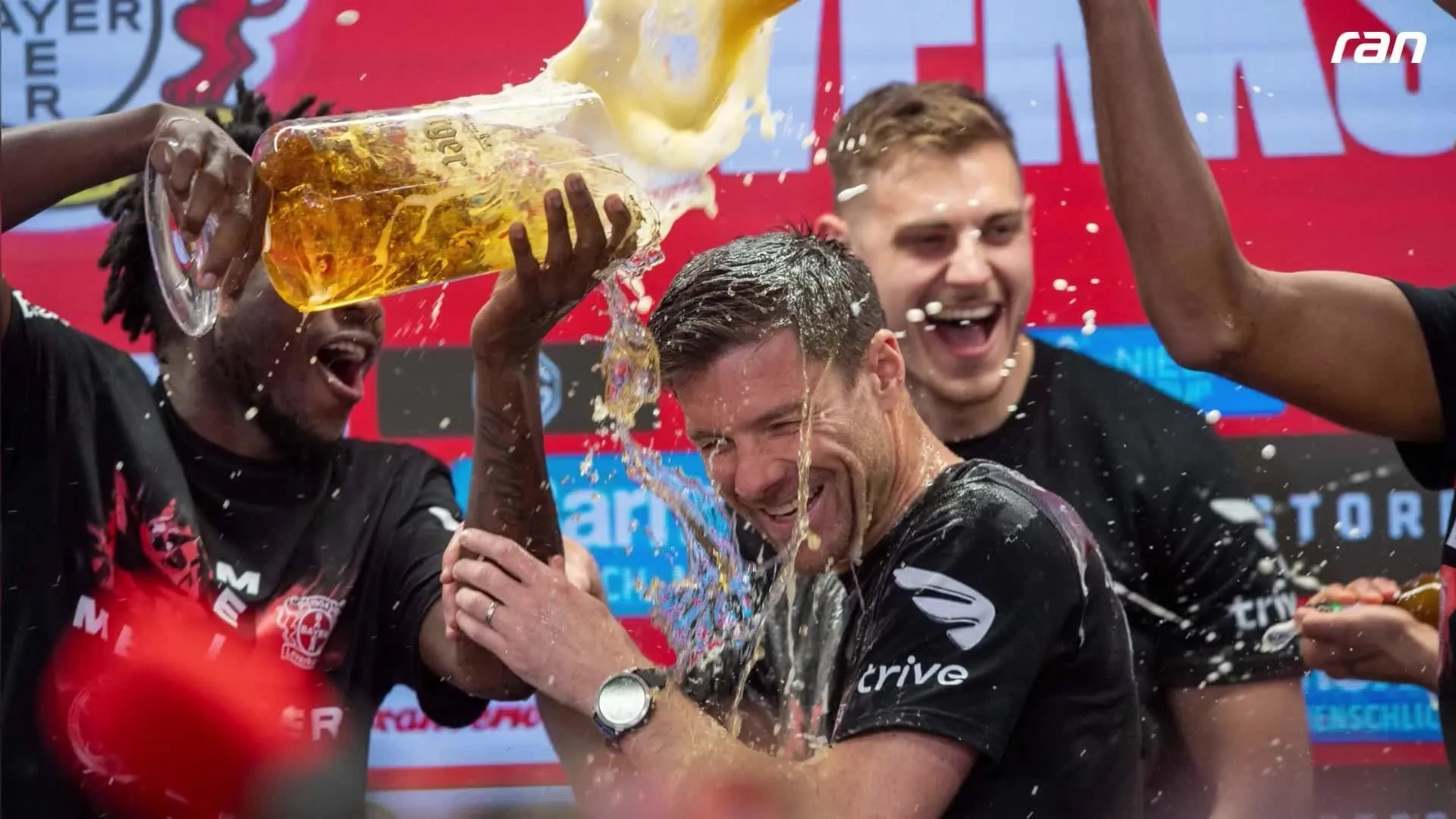 Bayer é campeão: Todos os chuveiros de cerveja para o novo detentor do título
