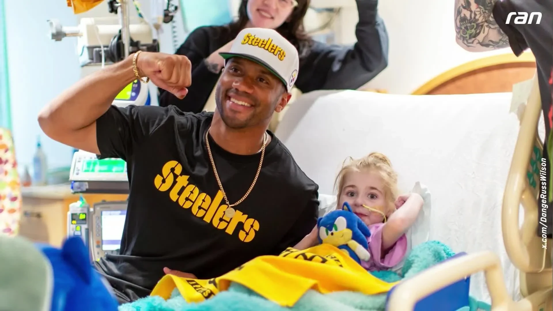 NFL : Russell Wilson visite un hôpital pour enfants