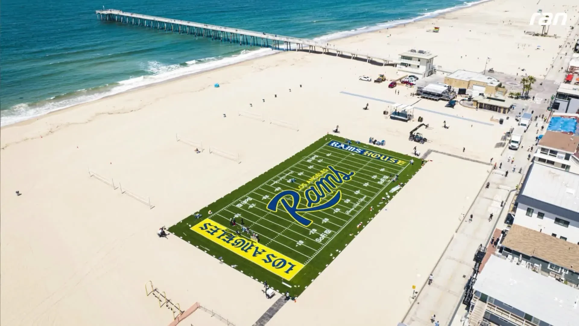 NFL: Rams zaubern Football-Feld am Strand herbei!