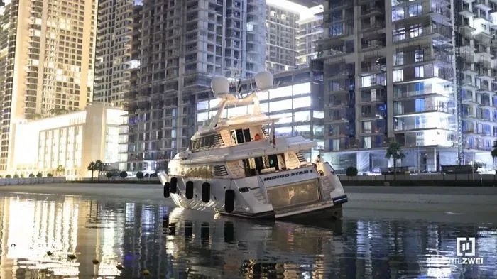 «Eso es lo que se llama aparcar mal»: El yate de Geissens corre por la arena en Dubai