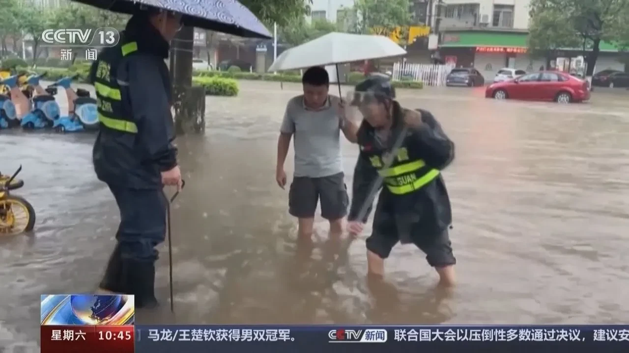 Inondations en Chine : de l'eau jusqu'à un mètre de haut