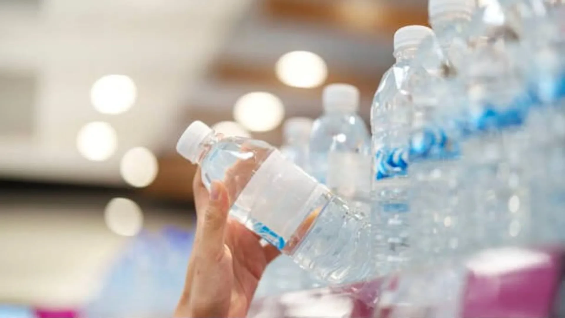 „Chemische Langzeitgifte“ in Leitungswasser und Wasser in Flaschen auf der ganzen Welt gefunden