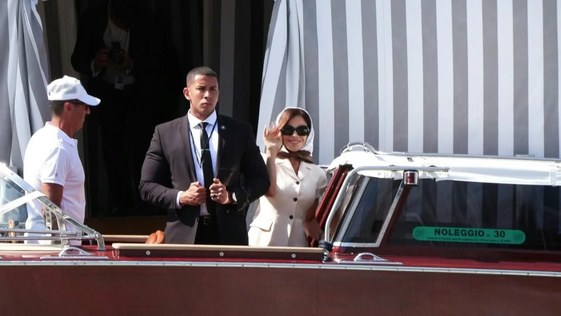 Lauren Sanchez lascia l'Hotel Aman a Venezia il giorno delle nozze con il fondatore di Amazon Jeff Bezos