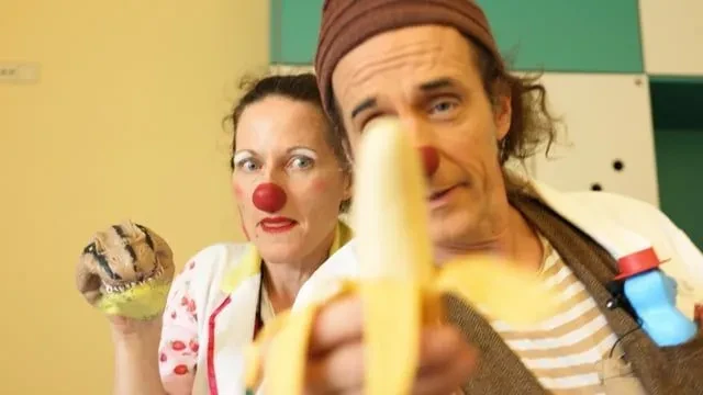 Клоун-доктора развеселяют детей в больницах