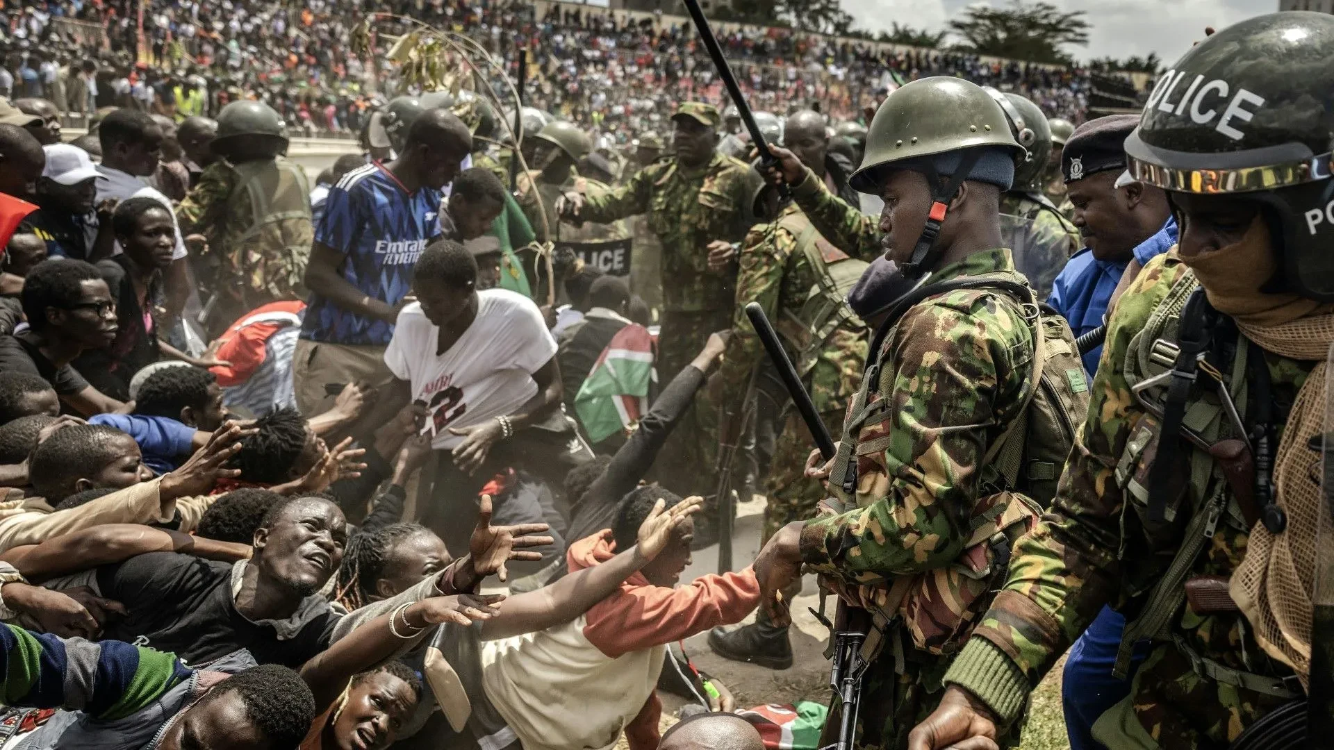 Кения: Похороны популярного оппозиционного политика заканчиваются хаосом