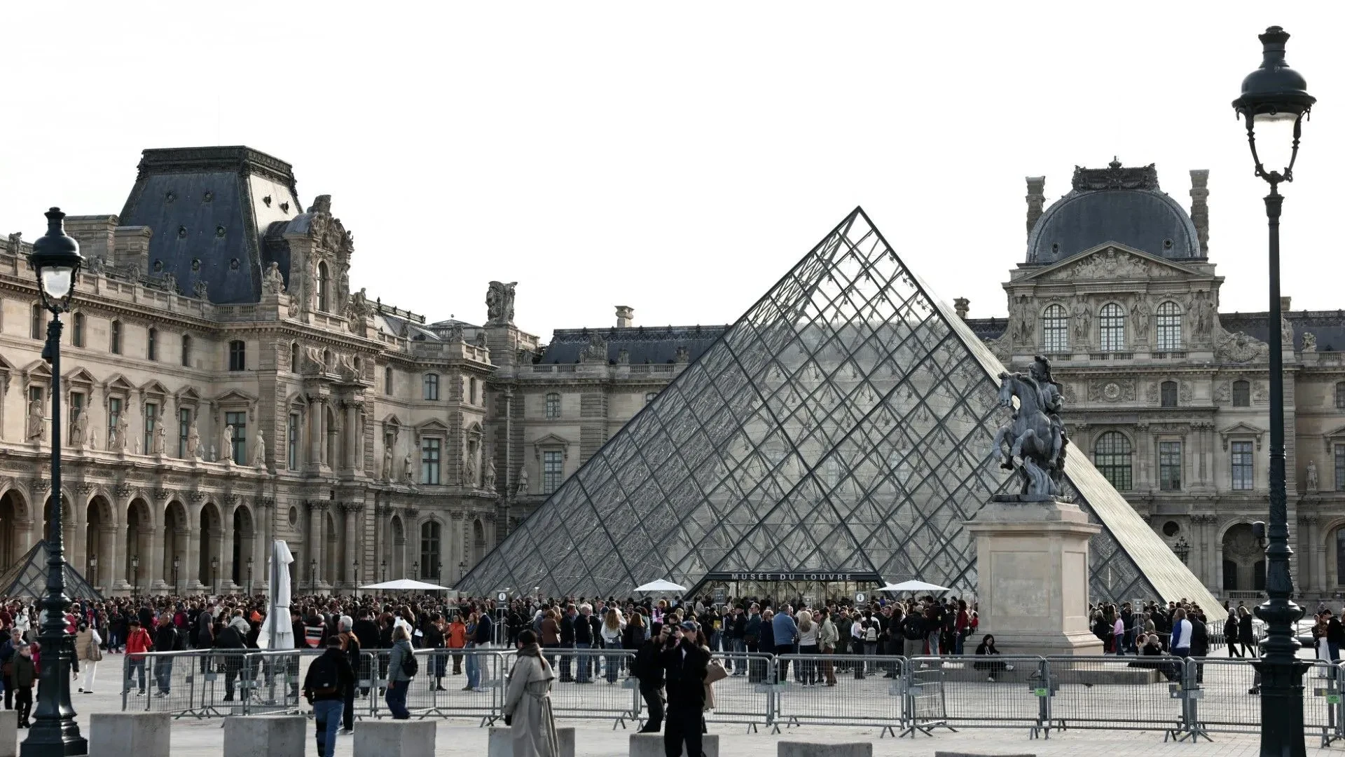 Dopo il furto delle gioielli della corona: Louvre riapre