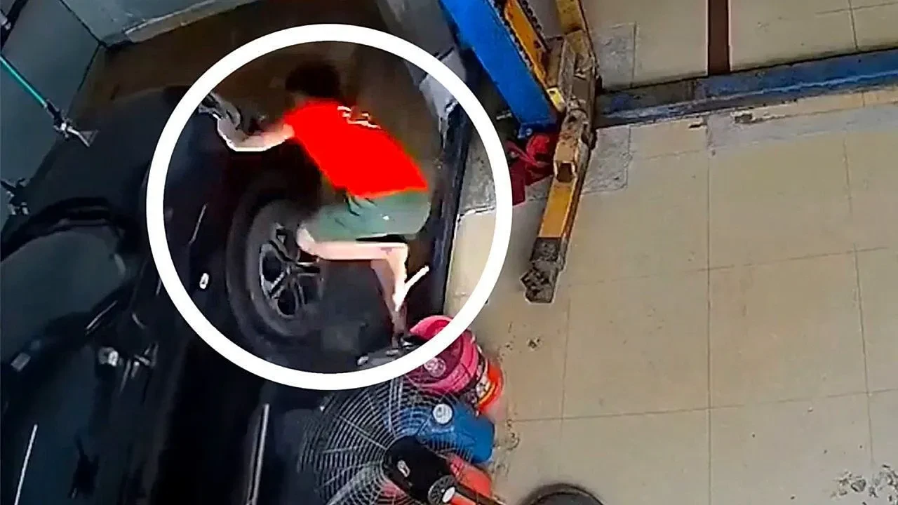 Slip 'n slide! Autowasserette medewerker hilarisch onderuitgehaald door weglopende vloermat