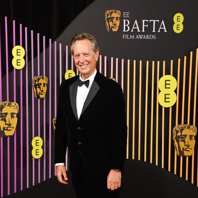 Richard E. Grant jest zadowolony z podróżowania solo