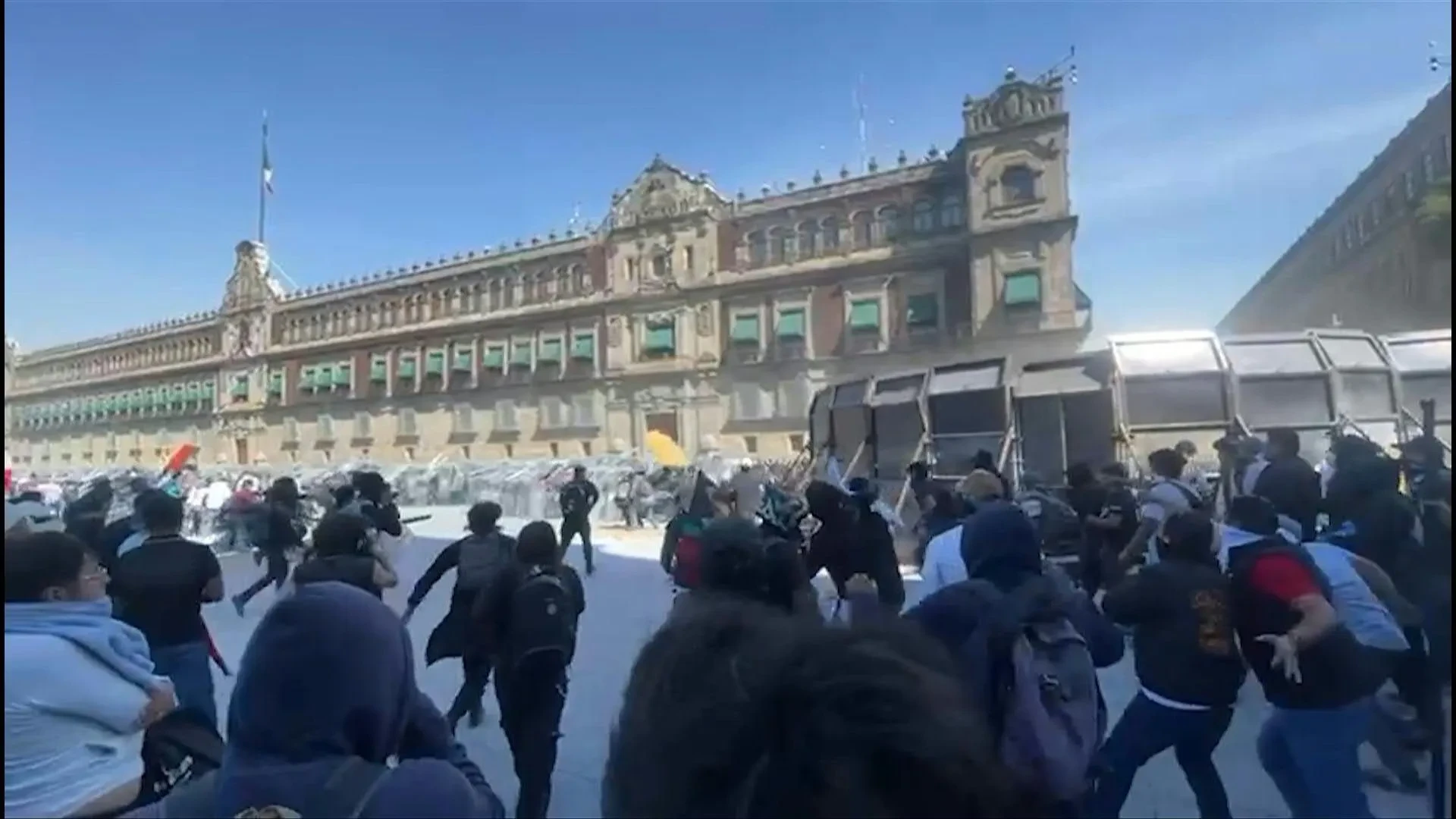 Demonstranten gooien stenen naar de politie tijdens Gen Z-mars tegen President Sheinbaum