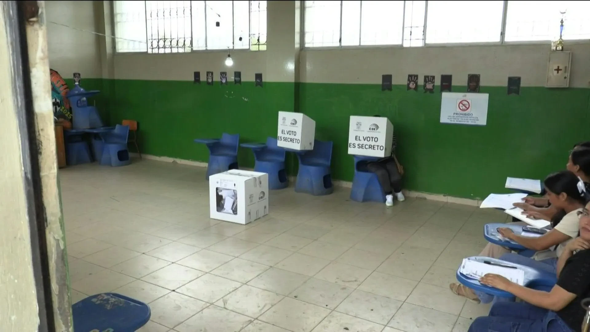 Ecuadorans from coastal town vote on foreign bases, constitutional reforms