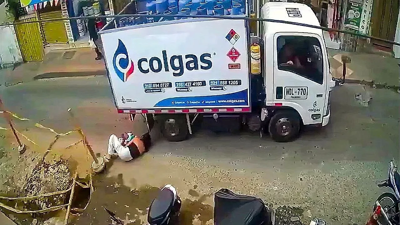 Mère et bébé échappent de justesse à un accident de camion en Colombie