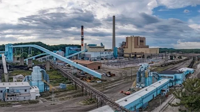 A grande "usina de energia sucata" de Trump está empobrecendo e adoecendo um estado inteiro dos EUA