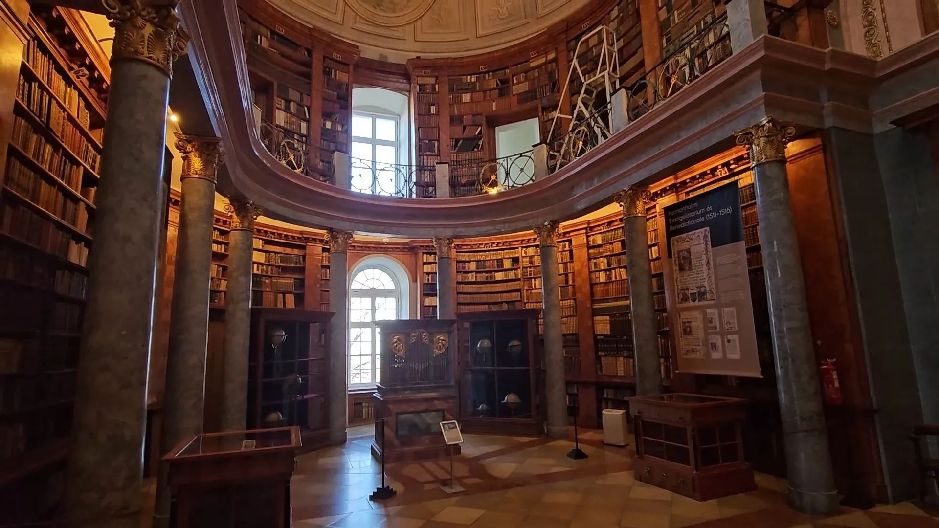 BONJOUR Hongrie - La bibliothèque spectaculaire de Pannonhalma