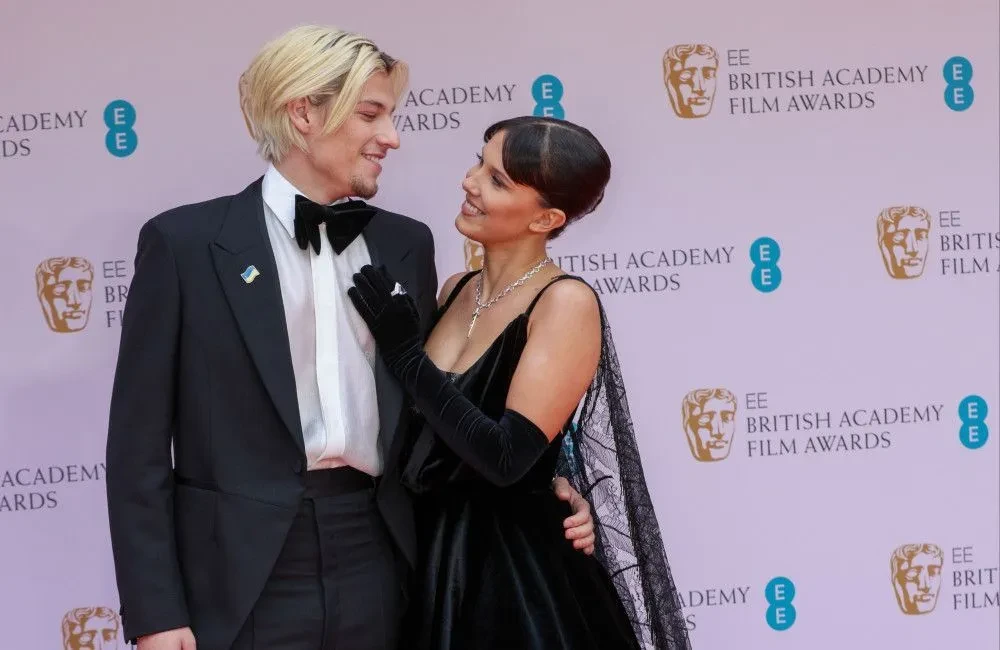 Millie Bobby Brown hat Raye bei ihrer Hochzeit auftreten lassen